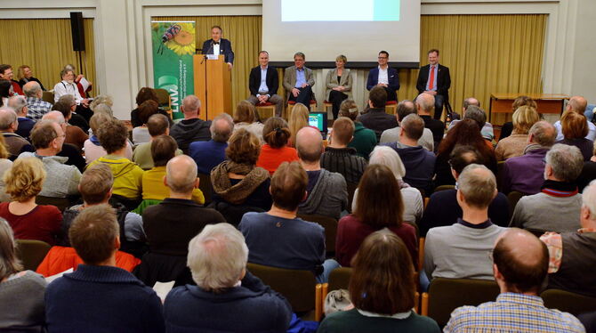 Dr. Gerhard  Bronner (links) moderierte den Abend mit den  OB-Kandidaten Christian Schneider, Thomas Keck,  Cindy Holmberg, Carl