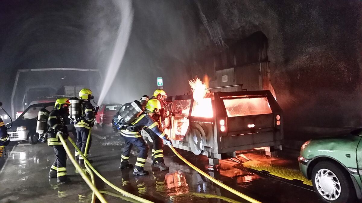 Eninger Feuerwehr probt den Ernstfall Feuer