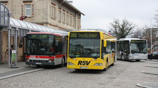 Alle drei Stadtbuslinien treffen sich am Metzinger Bahnhof, wo sie Anschluss an die Regional-Express-Züge Stuttgart – Tübingen h