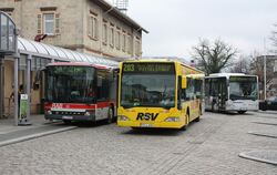 Alle drei Stadtbuslinien treffen sich am Metzinger Bahnhof, wo sie Anschluss an die Regional-Express-Züge Stuttgart – Tübingen h