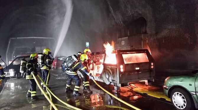 Ein Auto brennt, Menschen werden vermisst. Die Eninger Wehr bekämpft einen Fahrzeugbrand bei einem Übungseinsatz in der Schweiz.