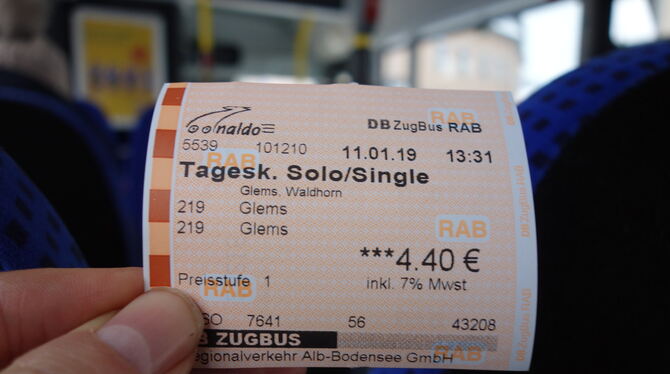 Das Tagesticket von Glems nach Metzingen und zurück kostet seit Anfang Januar 4,40 Euro.  FOTO: PFISTERER