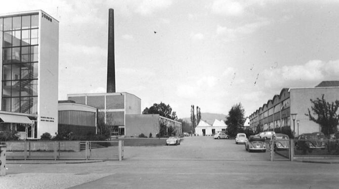 Das Pausagelände im Jahr 1962: Das markante Treppenhaus am Verwaltungsgebäude der neuen Pausa ist architektonisch vom Bauhaus in