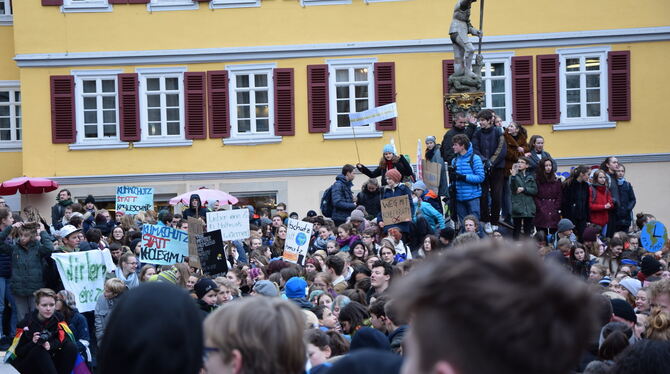 Mehr als tausend Schüler waren dem Aufruf gefolgt und zur Mittagszeit auf den Holzmarkt gekommen. Foto: -JK