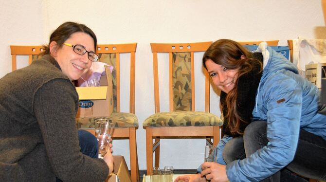 Links im Bild ist Dorothee Ulmer, rechts daneben Christine Ulmer auf dem Flohmarkt im Gasthof 'Bahnhof' in Gomaringen.