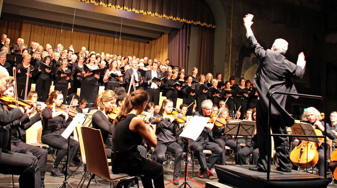 Dirigent Mario Kay Ocker verlangte Orchester und Sängern alles ab beim Neujahrskonzert des Pfullinger Liederkranzes. Das Publiku
