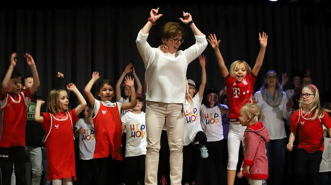 Beim SSV Willmandingen haben bereits die ganz Kleinen viel Freude an der Bewegung: Martina Eicher und ihre Turnkinder tanzen den