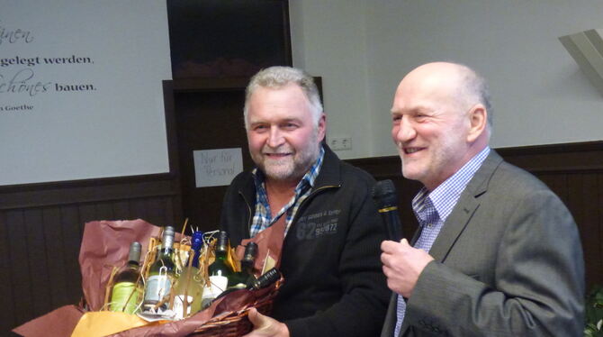 Das langjährige Vorstandsmitglied der Weingärtnergenossenschaft Metzingen-Neuhausen, Matthias Euchner (links), wurde vom Aufsich