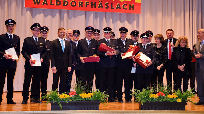 Auszeichnungen für die Feuerwehrleute durch die Bürgermeisterin und die Ehrengäste.