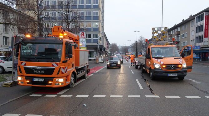 Mitarbeiter der Technischen Betriebsdienste der Stadt Reutlingen sperren am Montagmorgen zwei Spuren der Karlstraße stadteinwärt
