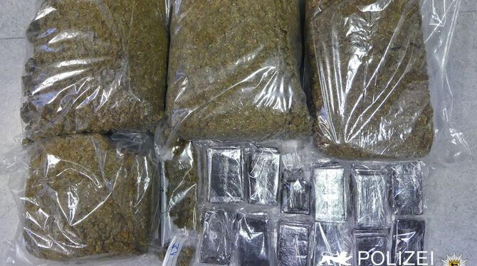 Knapp 18 Kilogramm Marihuana und etwa sechs Kilogramm Haschisch hat die Polizei in Riederich beschlagnahmt.
