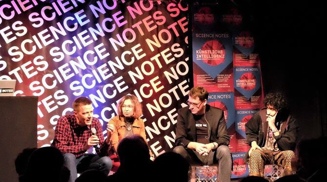 Diskutierten über Künstliche Intelligenz (von links): Philipp Hennig, Anna Levina, Olaf Kramer und ein Zuschauer.  FOTO: HAAS