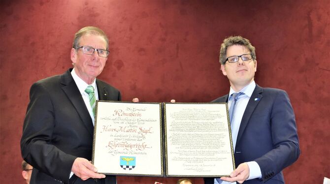 Römersteins neuer Ehrenbürger Hans Martin Sigel (links) und sein Nach-Nachfolger Bürgermeister Matthias Winter.  FOTO: BÖHM