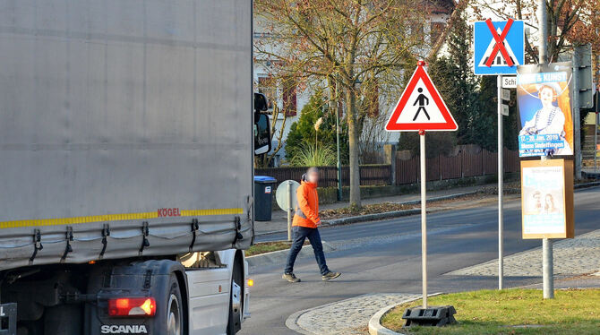 Achtung Fußgänger statt Zebrastreifen: eine Warnung an Fahrzeugführer, besonders aufmerksam und rücksichtsvoll zu fahren. Verkeh