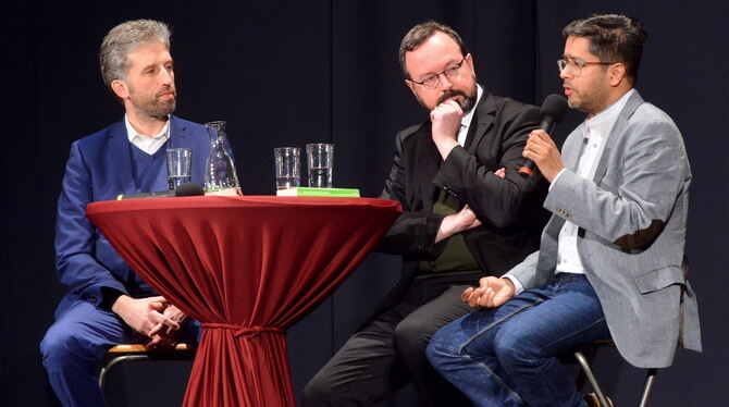 Boris Palmer, Bernd Villhauer vom Weltethos-Institut und Spiegel-Korrespondent Hasnain Kazim (rechts) diskutierten darüber, wie