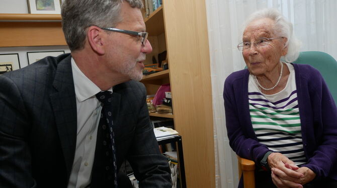 Erika Kraft hat zu ihrem 102. Geburtstag viel Besuch bekommen. Auch Bürgermeister Alexander Kreher ist zu einem Plausch gekommen