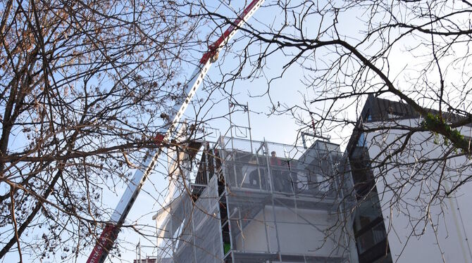 Das Dach am Nebengebäude der Wilhelm-Hauff-Realschule in der Josefstraße wird momentan komplett erneuert.  FOTO: PS