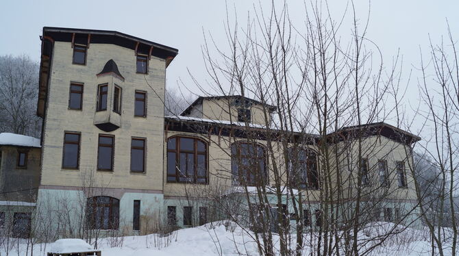 In der verschneiten Winterlandschaft scheint die alte Pracht des ehemaligen Hotels noch einmal auf.  FOTO: WURSTER