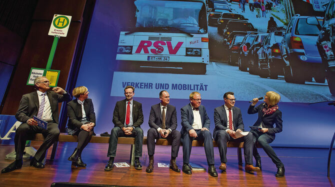 Fragerunde an der symbolischen Bushaltestelle: Welcher Kandidat schafft es bis zum nächsten Halt, dem Rathaus?