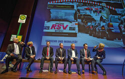 Fragerunde an der symbolischen Bushaltestelle: Welcher Kandidat schafft es bis zum nächsten Halt, dem Rathaus?