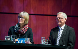 Moderierten die Fragerunden und führten Regie: GEA-Redakteure Gisela Sämann, Roland Hauser und Alexander Rabe (unten Mitte). 