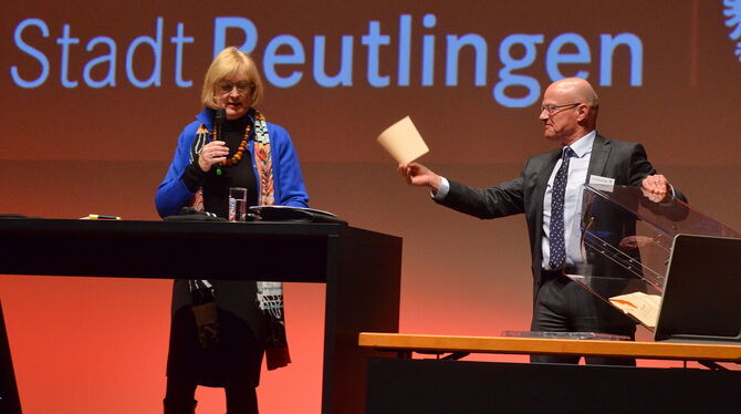 Baubürgermeisterin Ulrike Hotz und Hartmut Queisser bestritten die Publikumsrunde.  FOTO: NIETHAMMER