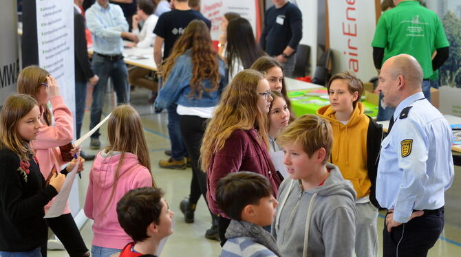 Berufsmesse in Pliezhausen: Schüler informieren sich, was sie in Zukunft machen könnten.   FOTO: NIETHAMMER