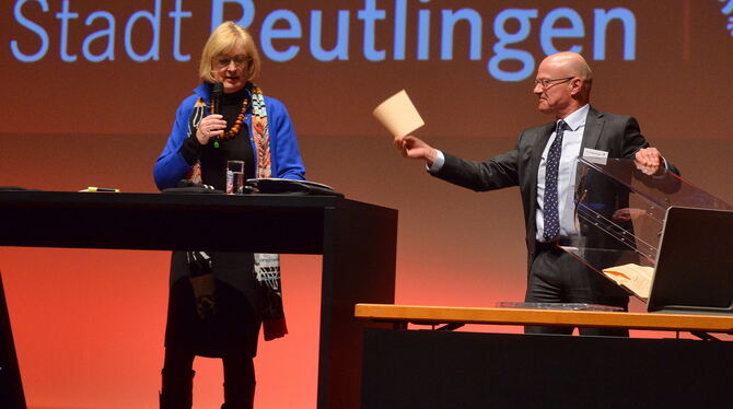 Baubürgermeisterin Ulrike Hotz moderierte die Publikumsrunde. Hartmut Queisser zog die Fragen aus der Plexiglasurne.  FOTOS: NI