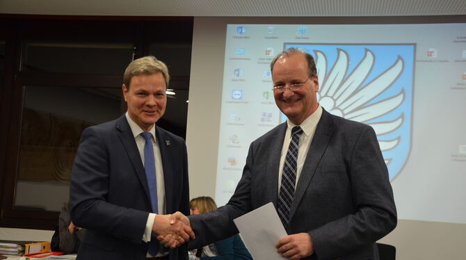 Lichtensteins Bürgermeister Peter Nußbaum (links) ist von Marco Gass verpflichtet worden.  FOTO: SAUTTER