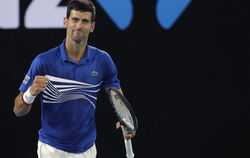 Novak Djokovic ballt seine Faust und bejubelt seinen Sieg.  FOTO: DPA