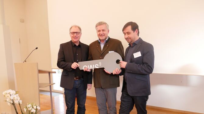 Übergaben einen symbolischen Schlüssel: Architekt Christopher Schenk (von links), Christian Freisem, Leitung Bruderhaus-Diakonie