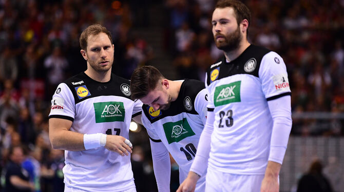 Deutschlands Steffen Weinhold (l-r), Fabian Wiede und Steffen Fäth reagieren nach dem Spiel.