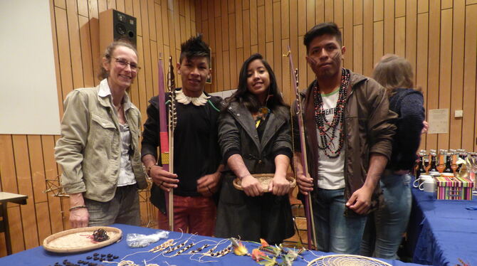 Brasilien-Projekt am Dietrich-Bonhoeffer-Gymnasium Metzingen: Auf dem Bild präsentieren die drei indigenen Gäste ihr Kunsthandwe