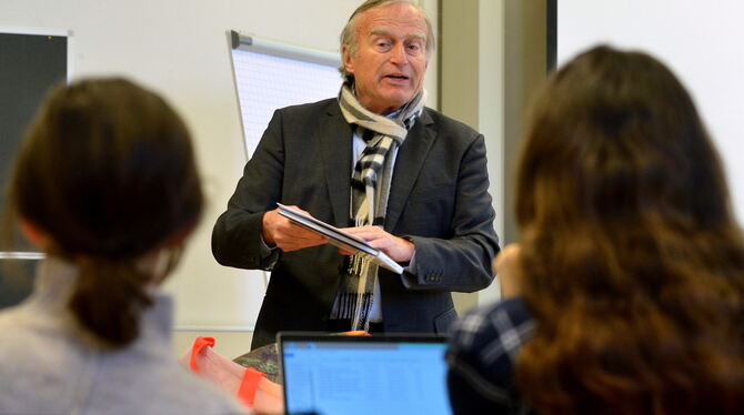 Gute Noten von den Studierenden: Helmut Haussmann bei seiner Vorlesung an der Uni Tübingen.  FOTO: NIETHAMMER