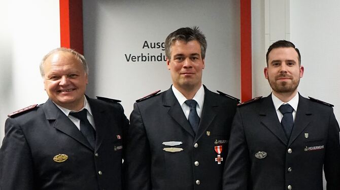 Der scheidende Kommandant der Ofterdinger Feuerwehr Kurt Alexander (58), Nachfolger Matthais Gäbele (39) und Stellvertreter Roma