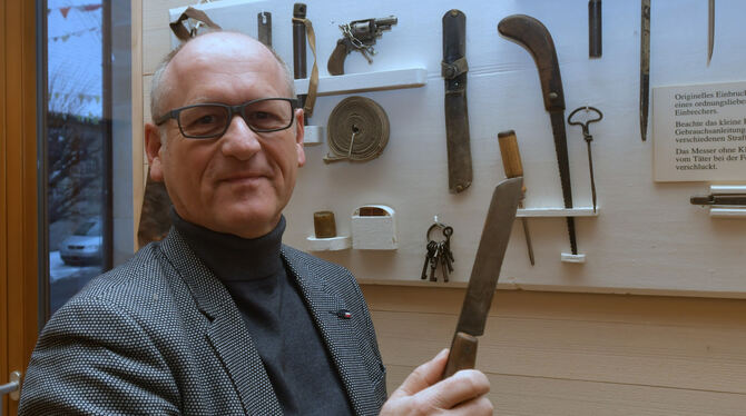Ausstellungsmacher Rolf Fauser im Schwanen vor dem originalen Werkzeugregal eines ordnungsliebenden Einbrechers.  FOTO: MEYER