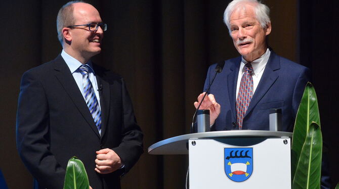 Professor Dr. Gernot Lorenz (rechts) ist im Rahmen des Pfullinger Bürgerempfangs mit der Landesehrennadel ausgezeichnet worden.