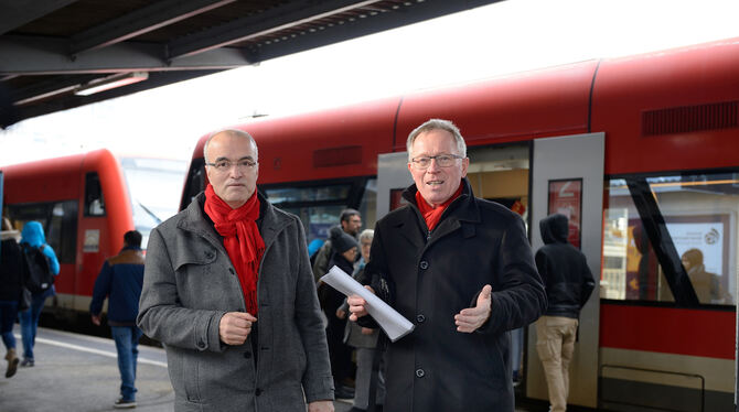 Ramazan Selcuk und Helmut Treutlein (rechts) setzen sich dafür ein, dass die Stadt den Hauptbahnhof kauft, um ihn zu einem "lebe
