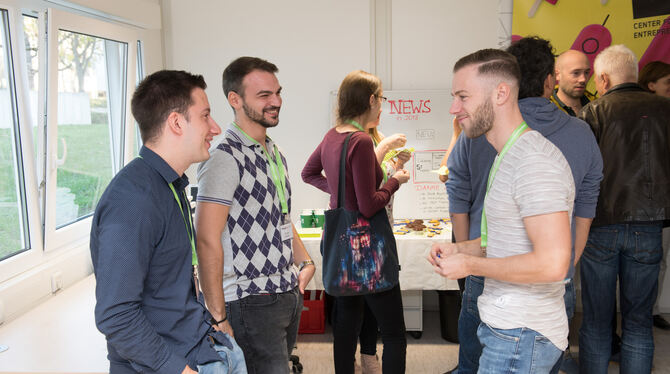 Arbeiten in Containern an ihren Träumen: Die Gründer von »VEREINt« im Gespräch. FOTOS: HOCHSCHULE REUTLINGEN Arbeiten in Containern an ihren Träumen: Die Gründer von »VEREINt« im Gespräch. FOTOS: HOCHSCHULE REUTLINGEN