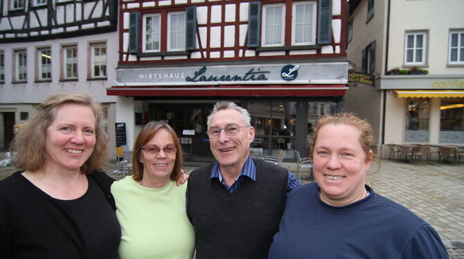 Die Uracher Gastronomen-Familie Götzendorfer vor der »Laurentia«: In der Mitte Ludwig und Bärbel Götzendorfer mit ihren Töchtern