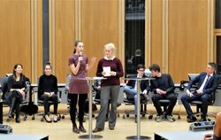 Lilli-Zapf-Preis: Die beiden Schülerinnen Clara Hamberger und Bianca Geiger erzählen von ihrem Projekt. FOTO: HAAS 