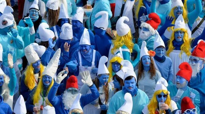 Verkleidete Menschen beim Schlumpftreffen