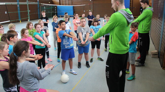 Richtig baggern: Volleyball-Bundesliga-Spieler trainierten gestern mit St. Johanner Viertklässlern. FOTO: DEWALD