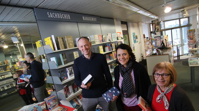 Es geht weiter.  Osiander übernimmt die Metzinger Buchhandlung Stoll (von links): Christian Riethmüller, Chef von Osiander, mit