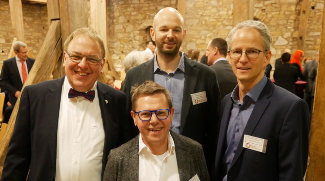 Bezirksbürgermeister Thomas Keck (von links) warf zusammen mit den Vorständen des Gewerbevereins Betzingen, Georg Nestel, Markus