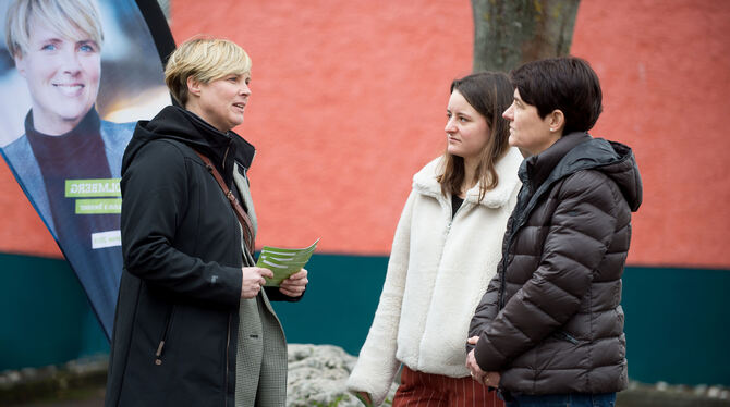 Cindy Holmberg (links) auf der Ohmenhäuser Brühlstraße im Gespräch mit Amelie und Anette Holder.  FOTO: TRINKHAUS