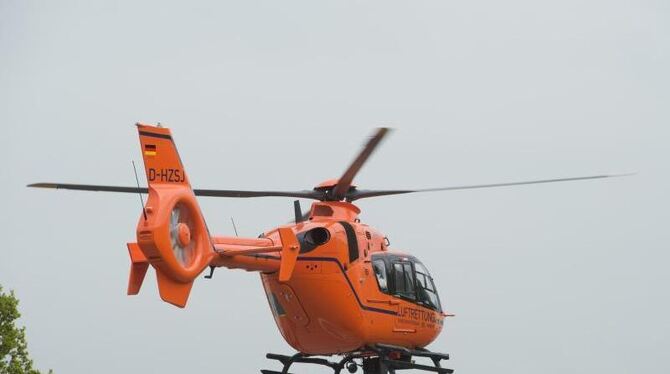 Ein Rettungshubschrauber ist im Einsatz