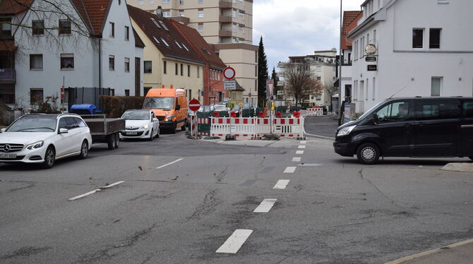 Die Zufahrt in die Ulmer Straße in Richtung Lindenplatz ist weiterhin gesperrt: Wegen unvorhergesehener Probleme beim Austausch