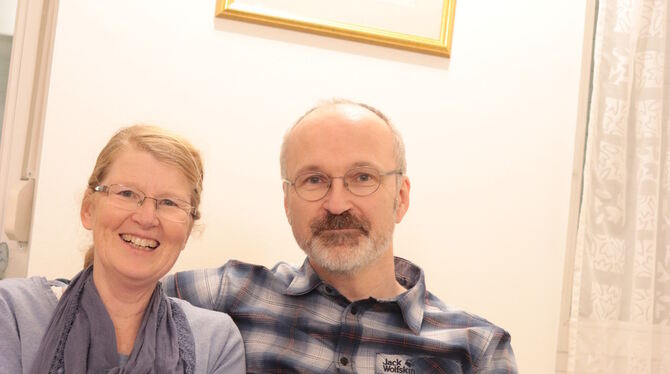 Seit zwei Jahren haben sie die deutsche Staatsbürgerschaft: Amanda und Neil Fox aus Gomaringen. FOTO: WALDERICH