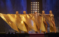 Vegas-Showgirls im Stuttgarter Friedrichsbau-Varieté. Seit 1994 hatte das Theater über zwei Millionen Besucher. 107 Eigenprodukt